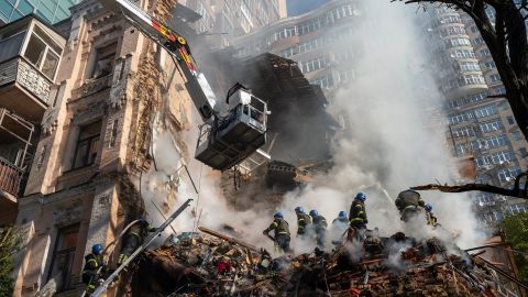 آتش نشانان پس از حمله پهپاد به ساختمان ها در کیف، اوکراین، 17 اکتبر 2022 کار می کنند.