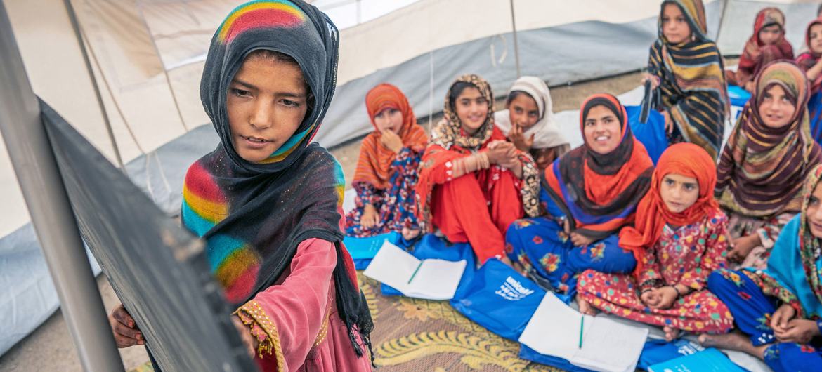 بازماندگان زلزله ویرانگر در افغانستان در کلاس یک مرکز آموزشی مبتنی بر جامعه تحت حمایت یونیسف در ولسوالی گایان در استان پکتیکا شرکت می کنند.