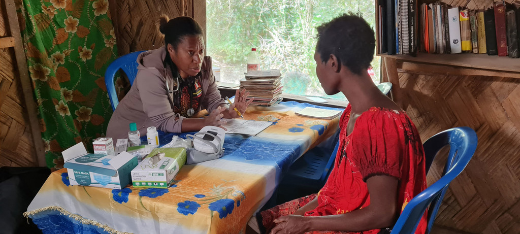 دکتر نانسی هامورا یک کلینیک بهداشتی برای زنان در ارتفاعات شرقی روستایی، پاپوآ گینه نو اداره می کند. 