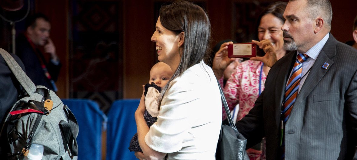 جاسیندا آردرن، نخست‌وزیر نیوزلند، دخترش نِو را بین جلسات سومین روز از هفتاد و سومین مناظره عمومی مجمع عمومی حمل می‌کند.  27 سپتامبر 2018.