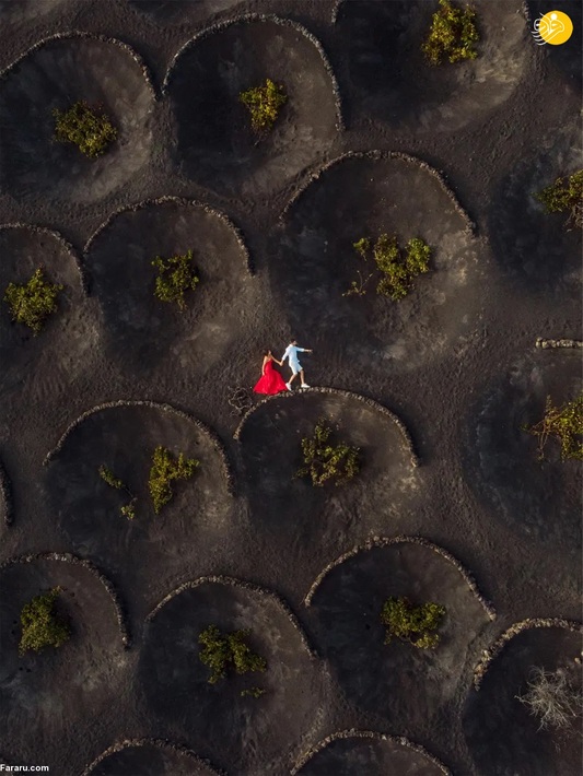یک زوج در حال عبور از سطح ناهموار لاجریا در اسپانیا / فابین اورتیز