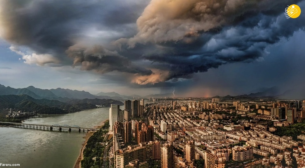 ابرهای تیره از شرق و نور غروب خورشید در شمال غربی تضاد بزرگی را بر روی هانگژو چین ایجاد می‌کند/ دونگهوی چن
