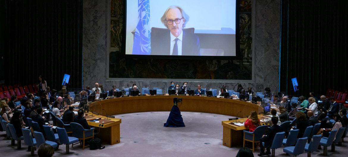 گیر پدرسن (روی پرده)، فرستاده ویژه دبیرکل سازمان ملل متحد برای سوریه، اعضای شورای امنیت سازمان ملل را در مورد وضعیت این کشور توضیح می دهد.