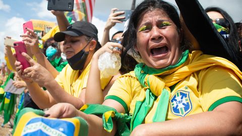 یکی از حامیان رئیس جمهور برزیل، ژایر بولسونارو، در جریان تظاهرات به نفع دولت وی در بحبوحه شیوع ویروس کرونا در مقابل کاخ پلانالتو در 24 می 2020 در برازیلیا، برزیل گریه می کند. 