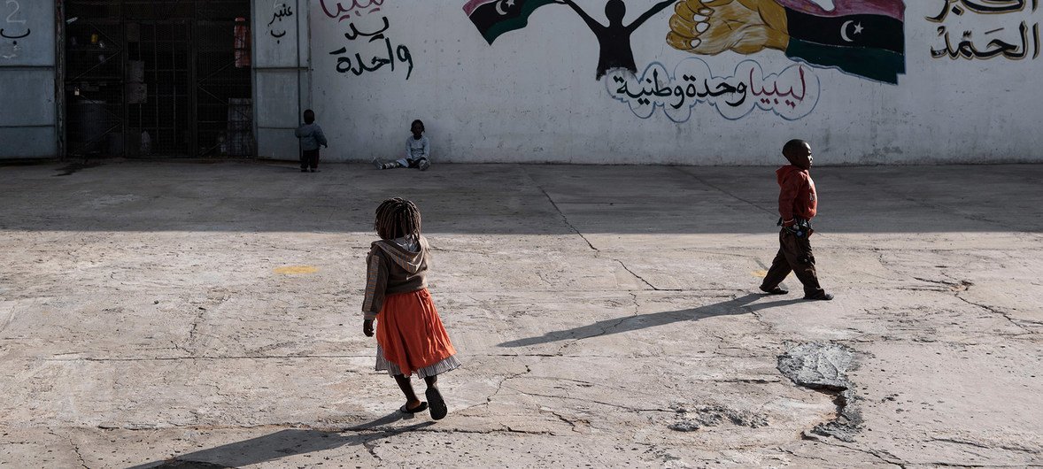 کودکان مهاجر بیرون از یک بازداشتگاه واقع در طرابلس، لیبی راه می روند.