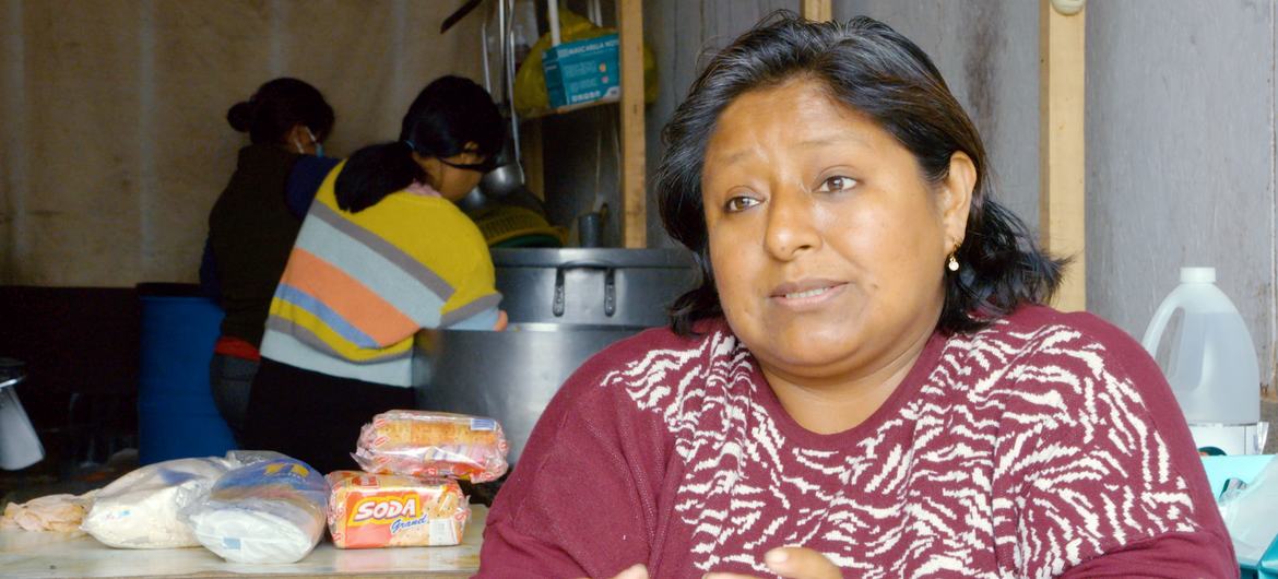 جنی روجاس چامبه، رئیس آشپزخانه سوپ «آیودا سوسیال» (کمک اجتماعی) در شهرک چوریلوس، لیما، پرو.