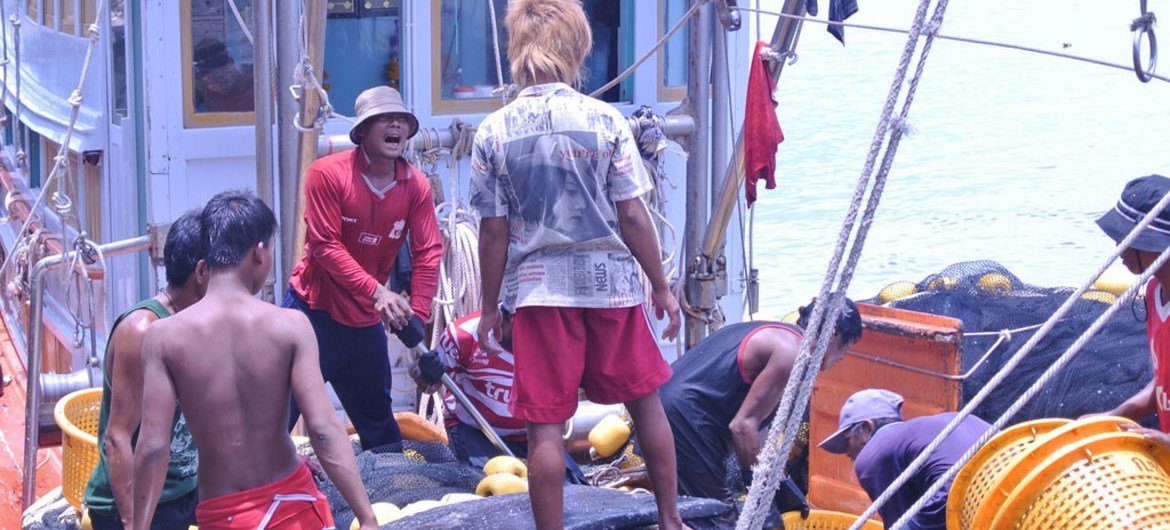 کارگران مهاجر سوار بر کشتی ماهیگیری تایلندی. 