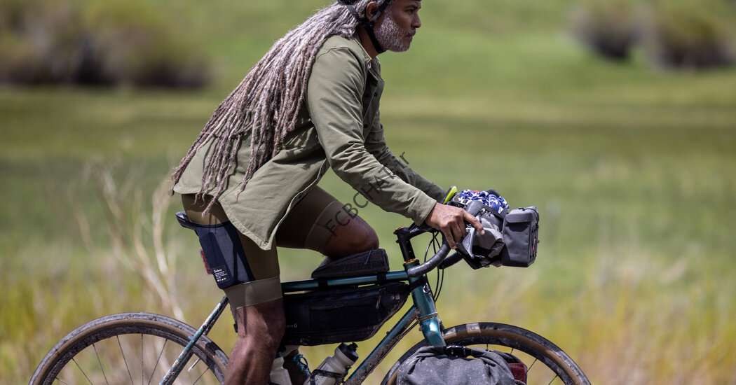 سربازان سیاه پوست 1900 مایل در سراسر ایالات متحده دوچرخه سواری کردند، او نیز همین کار را کرد.